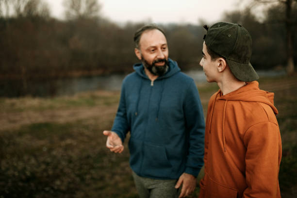 dad always knows the answer - teenager parent father son imagens e fotografias de stock