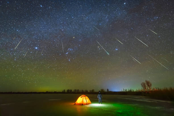 lluvia de meteoritos en el desierto de kuqi, mongolia interior, china en 2020 - lluvia de meteoritos fotografías e imágenes de stock