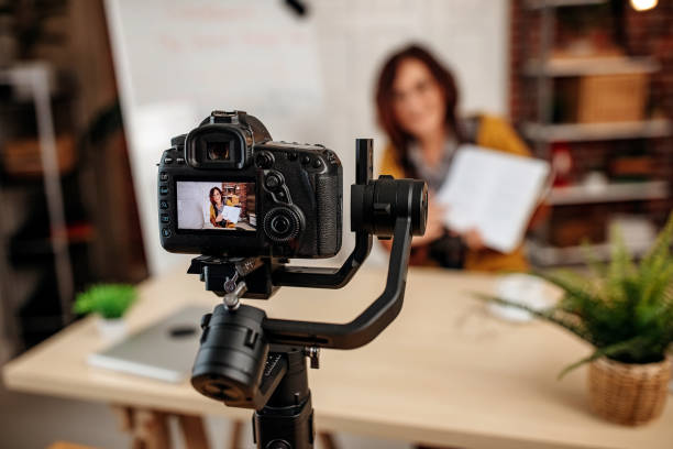 profesor anfitrión de clase en línea - digital camera fotografías e imágenes de stock