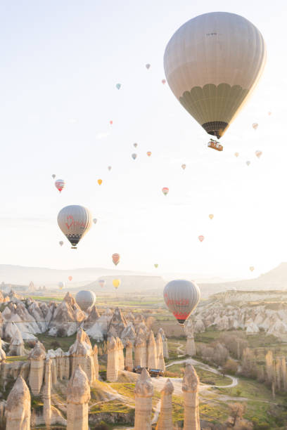 balões de ar quente coloridos, capadócia - traditional festival adventure air air vehicle - fotografias e filmes do acervo