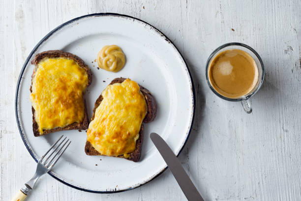 english pub grub welsh rarebit cheese sauce toast close up of english pub grub welsh rarebit cheese sauce toast welsh culture stock pictures, royalty-free photos & images