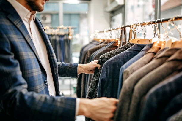 este coincide perfecto conmigo - bien vestido fotografías e imágenes de stock