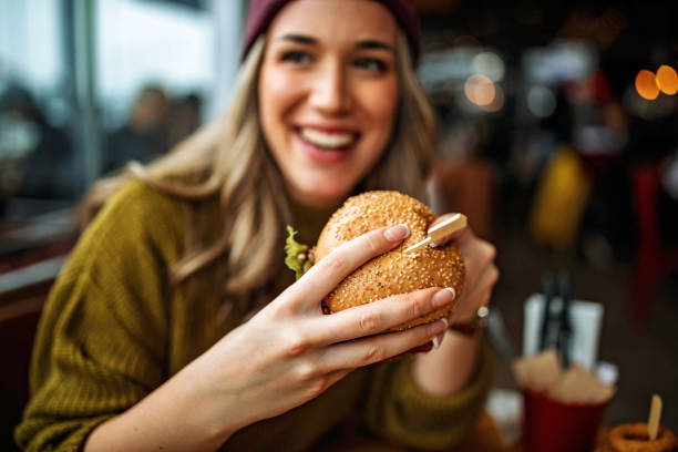 köstlicher burger - essen mund benutzen fotos stock-fotos und bilder