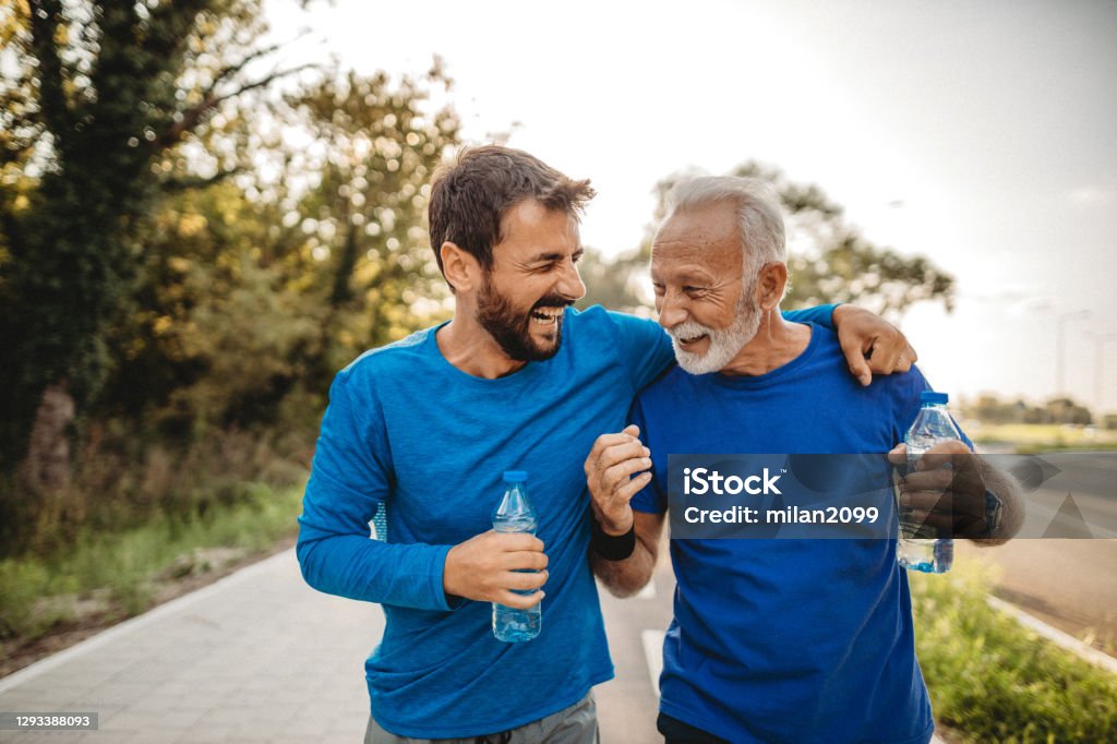 Dos hombres haciendo ejercicio - Foto de stock de Estilo de vida saludable libre de derechos