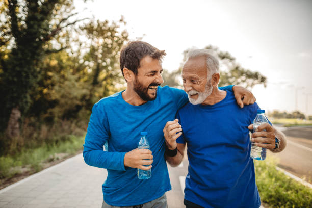 dos hombres haciendo ejercicio - senior adult fotografías e imágenes de stock