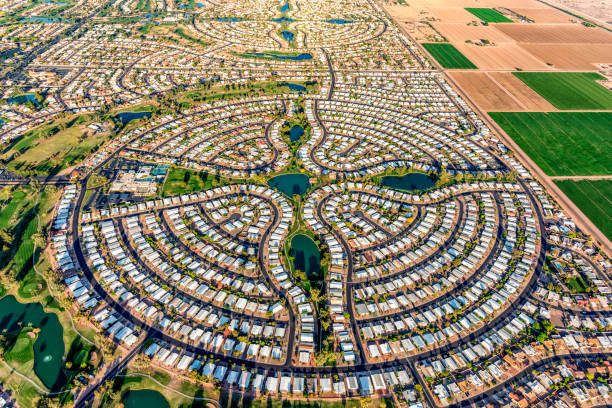 suburban phoenix master planned community aerial - tract houses photos et images de collection