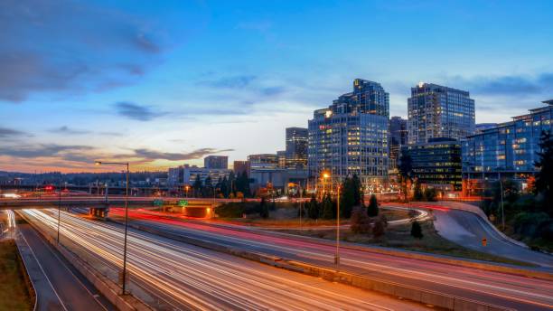 bellevue centre-ville au crépuscule - bellevue washington state photos et images de collection