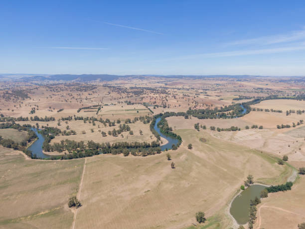 vista panorámica de drones aéreos de gran angular de la zona rural de nueva gales del sur, australia, cerca de la ciudad de gundagai en un día soleado. suaves colinas, un camino rural y el río murrumbidgee al fondo. - downunder fotografías e imágenes de stock