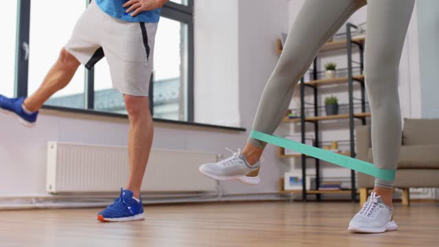 Video: Resistance Band Exercises To Do With a Partner
