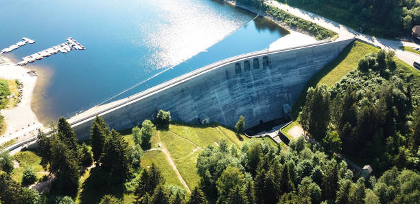 aerial view: hydroelectric power station, black forest germany - germany reservoir water tree imagens e fotografias de stock