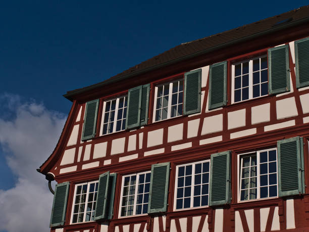 z bliska roztacza się widok na zabytkowy dom z muru pruskiego z piękną biało-czerwoną fasadą i zielonymi malowanymi okiennicami w centrum wsi hagnau am bodensee w niemczech. - hagnau zdjęcia i obrazy z banku zdjęć