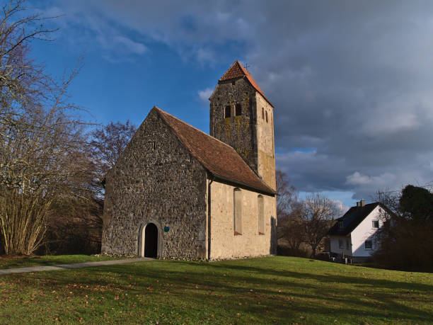 pequeña iglesia histórica de piedra st. oswald und otmar con prado verde y árboles desnudos en el soleado día de invierno cerca de hagnau am bodensee, alemania. - hagnau fotografías e imágenes de stock