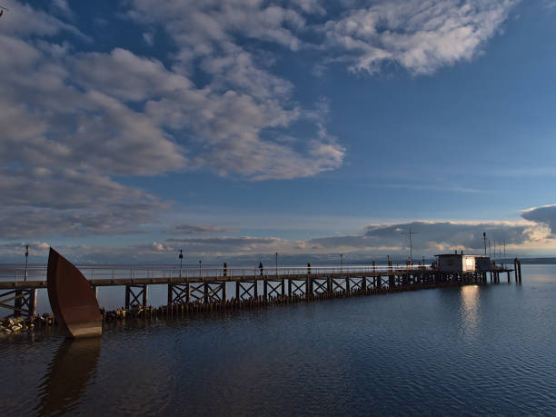 molo wsi hagnau am bodensee, niemcy nad brzegiem jeziora bodeńskiego w sezonie zimowym z ośnieżonymi górami w tle w pięknym popołudniowym słońcu. - hagnau zdjęcia i obrazy z banku zdjęć