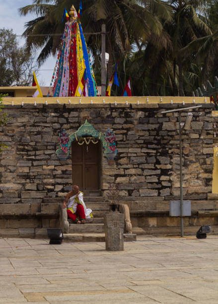 una bella foto di un sacerdote indù fuori dal tempio shiva a talakadu / india. - indian ethnicity traditional culture architecture karnataka foto e immagini stock