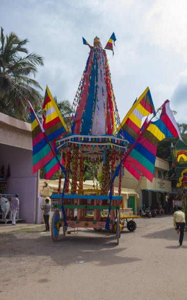 un carro colorato usato per trasportare la divinità shiva indù nella città del tempio del villaggio di talakadu. - indian ethnicity traditional culture architecture karnataka foto e immagini stock