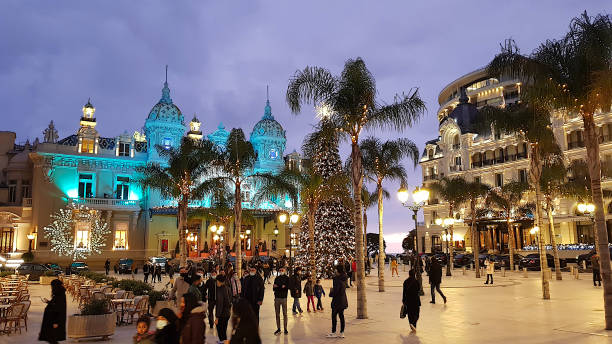 クリスマス期間中のカジノ広場の眺め, モンテカルロ, モナコ - monte palace ストックフォトと画像