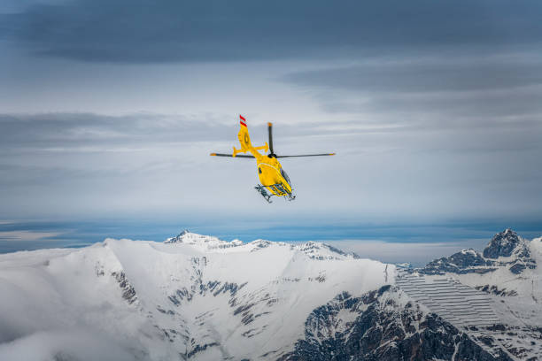 オーストリアの冬の風景で救助ヘリコプター - tirol winter nature landscape ストックフォトと画像