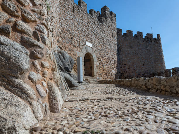 porta d'ingresso alla zona interna del castello di almourol, in portogallo. - almourol foto e immagini stock