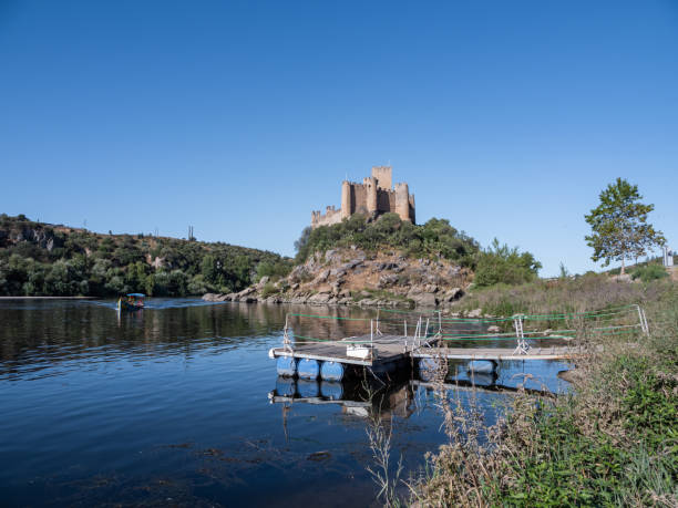 castello di almourol con il molo sulla riva destra del fiume tejo. portogallo. - almourol foto e immagini stock