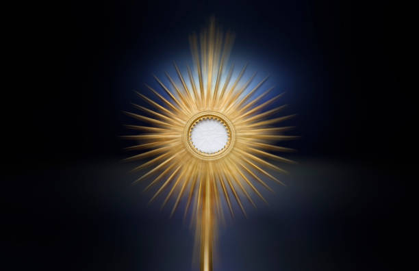 adoración ostensorial en la iglesia católica - god light shiny photographic effects fotografías e imágenes de stock