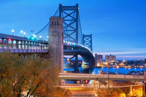 フィラデルフィア、ペンシルベニア州、米国、ベンジャミン・フランクリン橋 - benjamin franklin parkway ストックフォトと画像