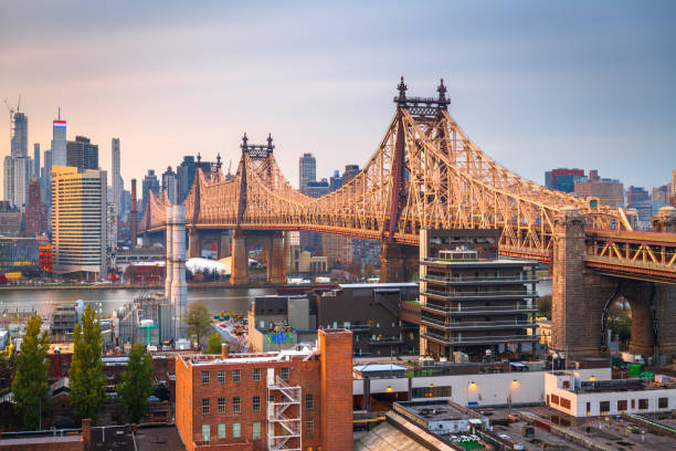 new york city skyline from queens - queensborough bridge imagens e fotografias de stock