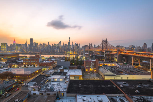 skyline di new york dal queens - queens foto e immagini stock