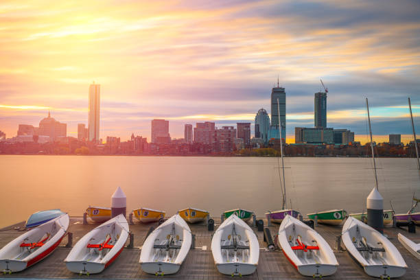 horizon de ville de boston, massachusetts, etats-unis sur la rivière charles avec des bateaux - boston skyline charles river river photos et images de collection