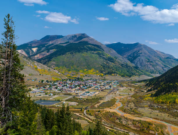 silverton colorado visto da rodovia 550 no outono - silverton colorado - fotografias e filmes do acervo