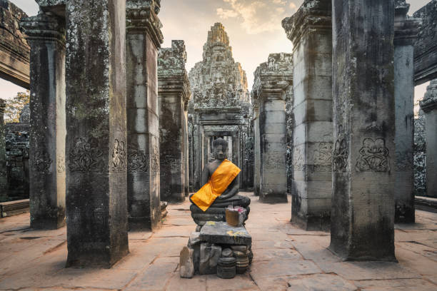 estatua de buda dentro del templo de bayon angkor thom angkor wat siem reap camboya - siem riep fotografías e imágenes de stock