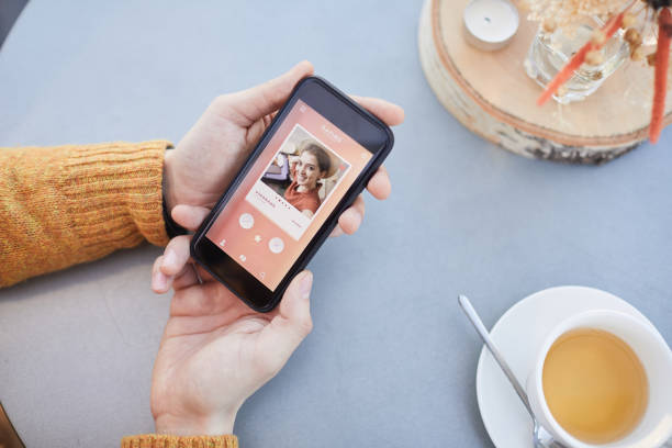 istock Watching photos on the phone 1293483198