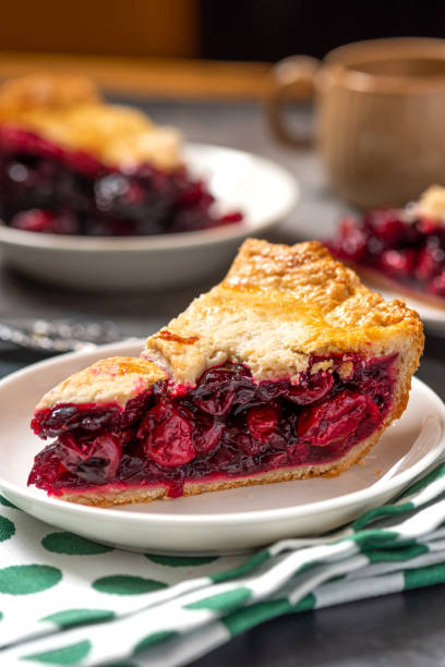 pedaço de torta de cereja caseira - pie pastry crust cherry pie cherry - fotografias e filmes do acervo