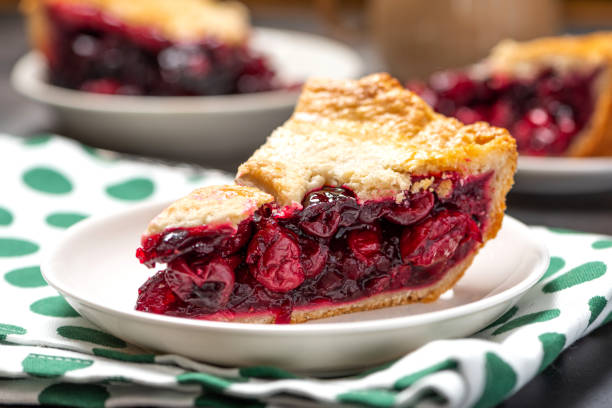 stück hausgemachte kirschtorte - pie dessert cherry pie baked stock-fotos und bilder