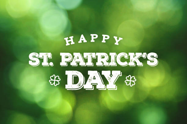 happy st patrick's day tekst ponad green bokeh światła tle - st patricks day clover four leaf clover irish culture zdjęcia i obrazy z banku zdjęć