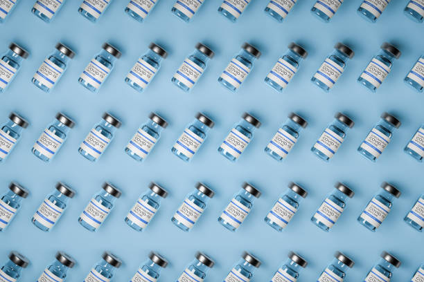 muster von impfstoffflaschen gegen covid-19 mit injektionsflüssigkeit. 3d-ilustration - phiole stock-fotos und bilder