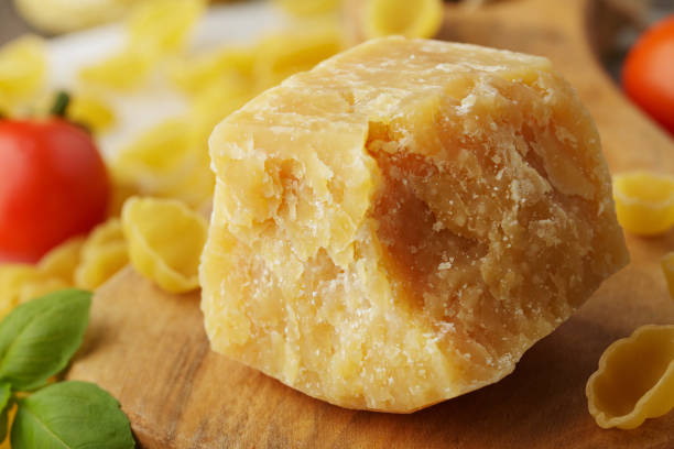 숙성 치즈 - 크리스탈이 있는 전체 조각 - cheese block gouda dutch culture 뉴스 사진 이미지