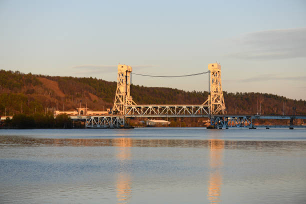 portage lift bridge, houghton, michigan, etats-unis - portage lake photos et images de collection