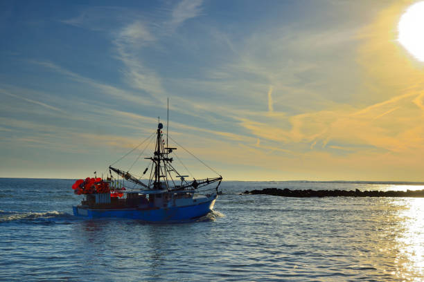 trawler return to harbor at sunset - v - maryland fishing atlantic ocean sea imagens e fotografias de stock