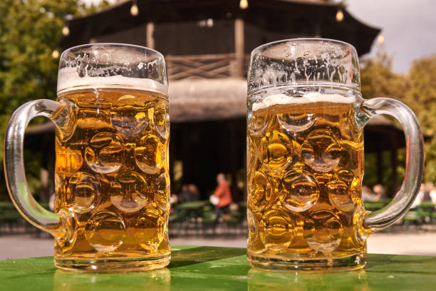mejor cerveza en el mundo muy delicioso - bavarian cream fotografías e imágenes de stock