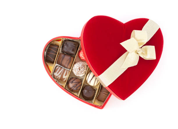 scatola di cioccolatini di san valentino isolata su bianco - pralina di cioccolato foto e immagini stock