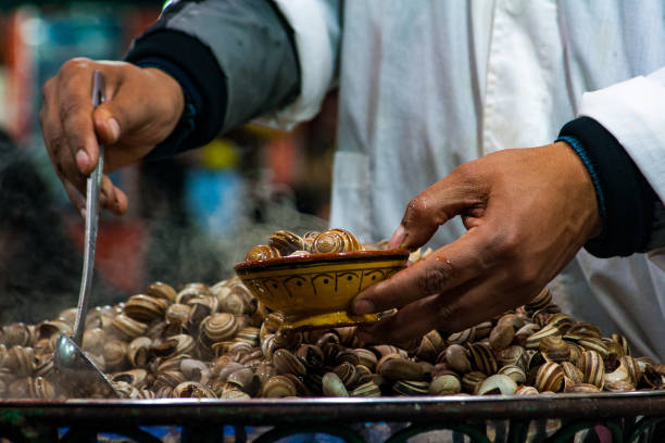 cartão postal de marrocos. escargots frescos em jemaa al fnaa, medina, marrakech. - jema el fna - fotografias e filmes do acervo