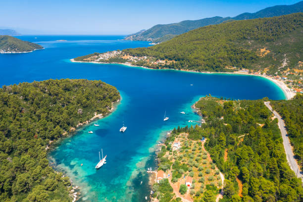 incredibile spiaggia nel blo del fiordo, vicino alla famosa spiaggia di panormos, skopelos, grecia. - ketch foto e immagini stock