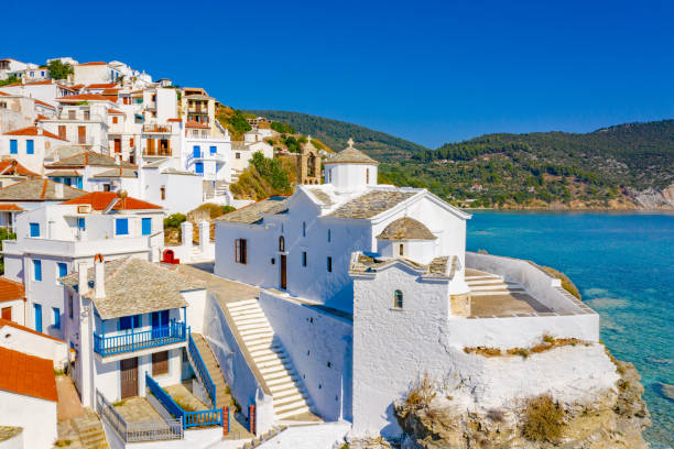 島スコペロス島、北スポラデス、ギリシャの町と港の眺め - samothraki ストックフォトと画像