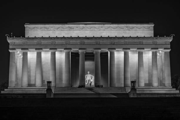 istock The Lincoln Memorial at Night 1293524914