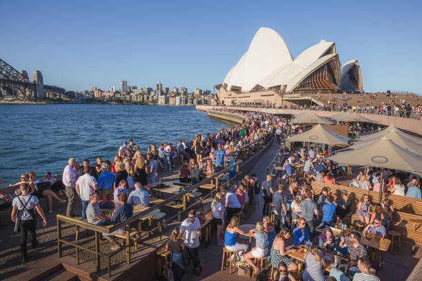 bevande estive a sydney - opera bar foto e immagini stock