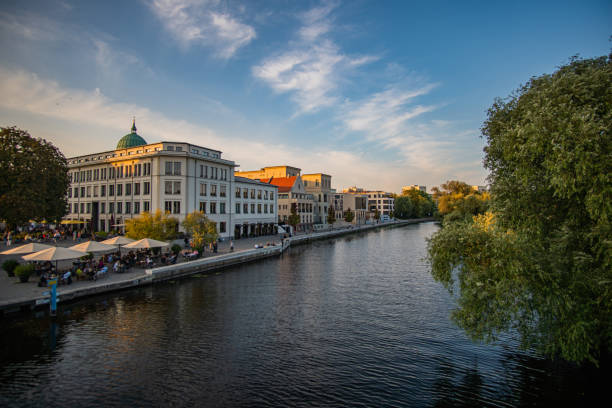 vista del fiume havel a potsdam dal ponte in estate con cielo blu, germania - central berlin foto e immagini stock