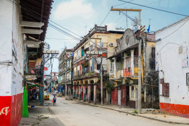 immeubles rustiques et câblage du réseau électrique le long des rues de colon panama - gatun photos et images de collection