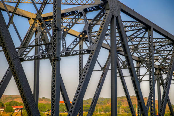 fermez-vous vers le haut des fermes et du gréement de pont de suspension le long des voies navigables des écluses du canal de panama - gatun photos et images de collection