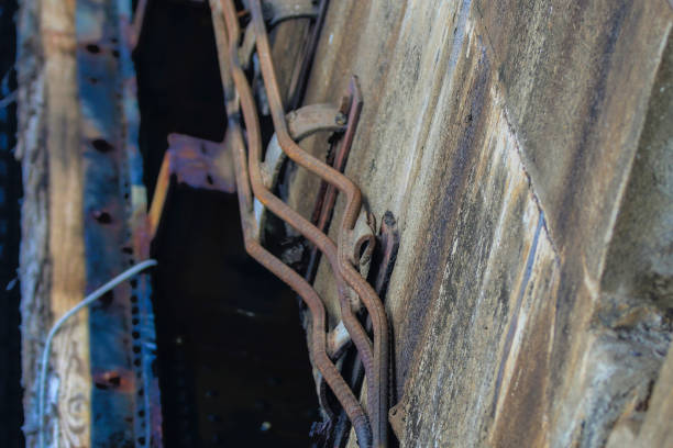 fermez-vous vers le haut de l’équipement industriel le long des écluses du canal de panama - gatun photos et images de collection