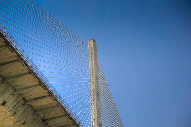 fermez-vous vers le haut des fermes et du gréement de pont de suspension le long des voies navigables des écluses du canal de panama - gatun photos et images de collection